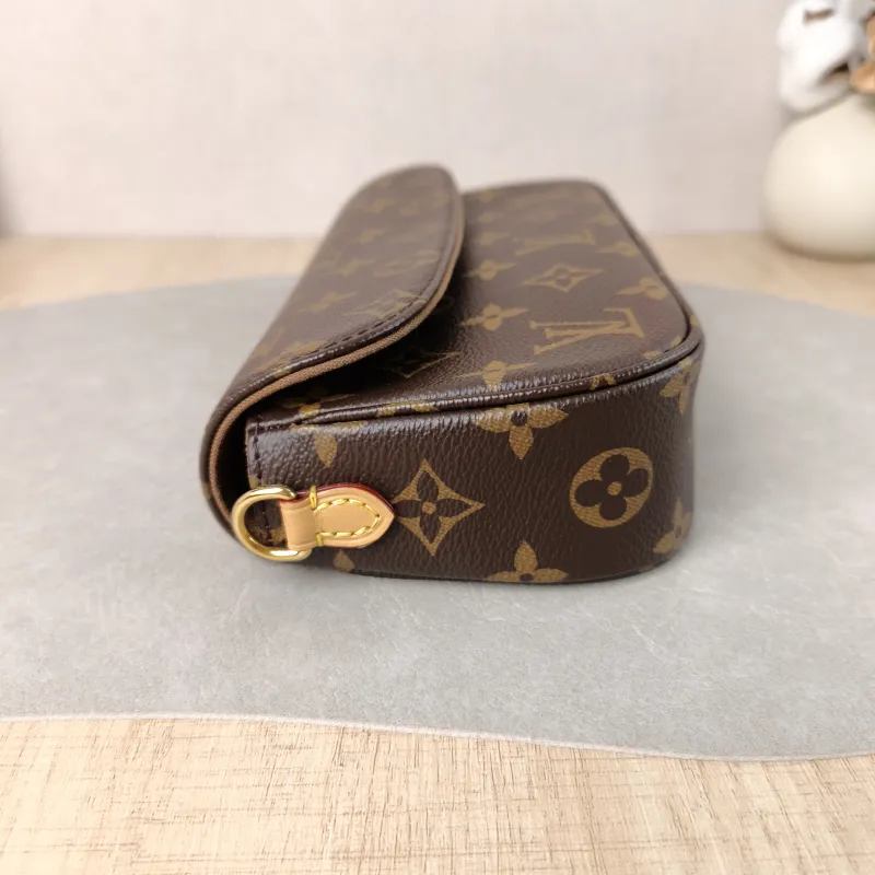 Louis Vuitton Crossbody Bag IVY Monogram PVC Small 23.5 × 4.3 × 12 cm — detail view 1 of 13