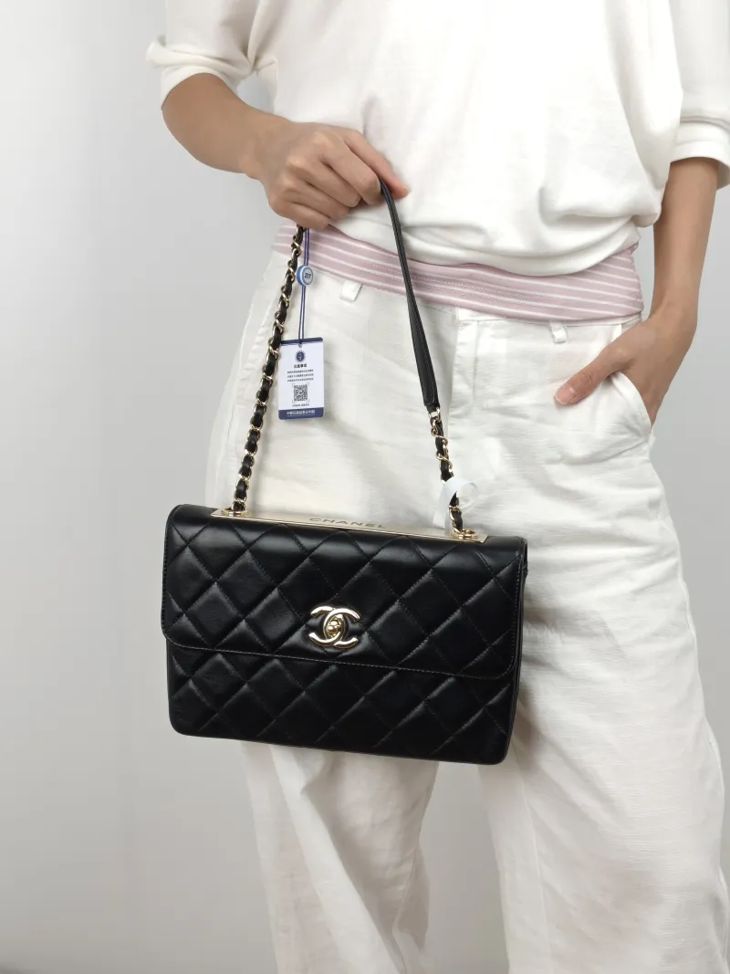 Chanel Shoulder Bagtrendy cc Shoulder Bag Black Lambskin Medium26 × 6 × 17 cm — on-model view 2 of 3