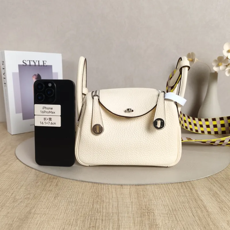 Hermès Crossbody Bag Shoulder Strap Lindy Mini 19 TC Calfskinmini19 × 9.5 × 13 cm — cover view 3 of 11