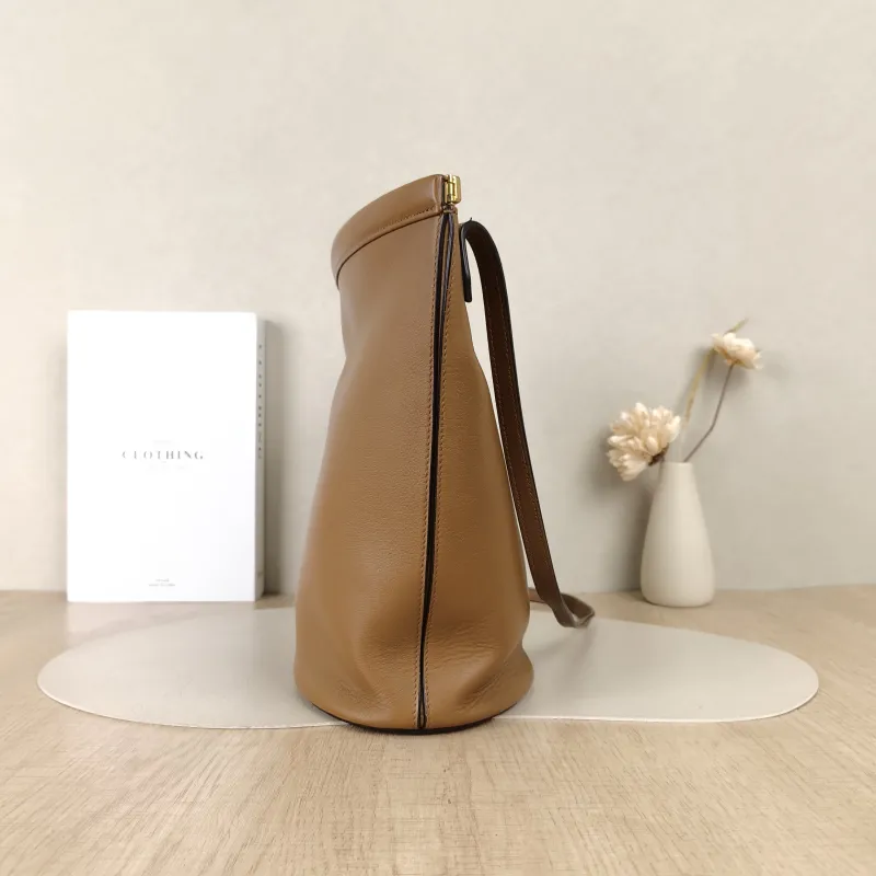 CELINE Crossbody Bag Clasp Bucket Bucket Bag Brown Calfskin One Size20 × 13.5 × 26 cm — detail view 2 of 13