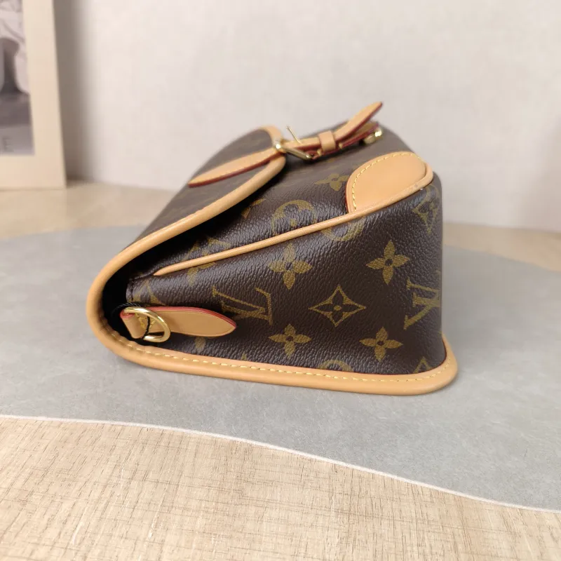 Louis Vuitton Crossbody Bag Diane Baguette Bag Shoulder Strap PVC Small 24 × 9 × 15 cm — detail view 4 of 14