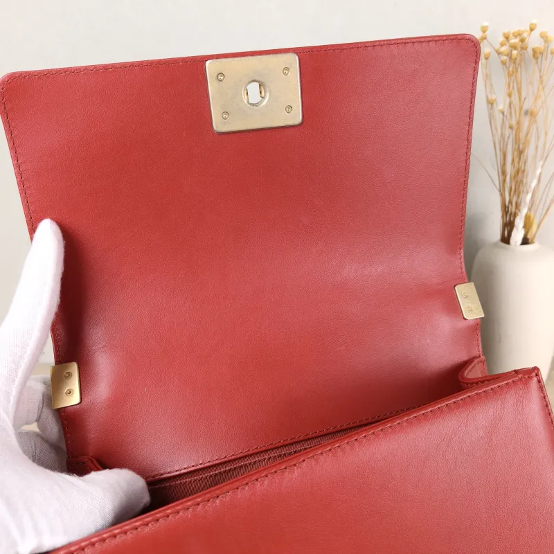 Chanel Crossbody Bag Le Boy​ Red Lambskin Medium 25 × 9 × 15 cm 24 — detail view 10 of 16