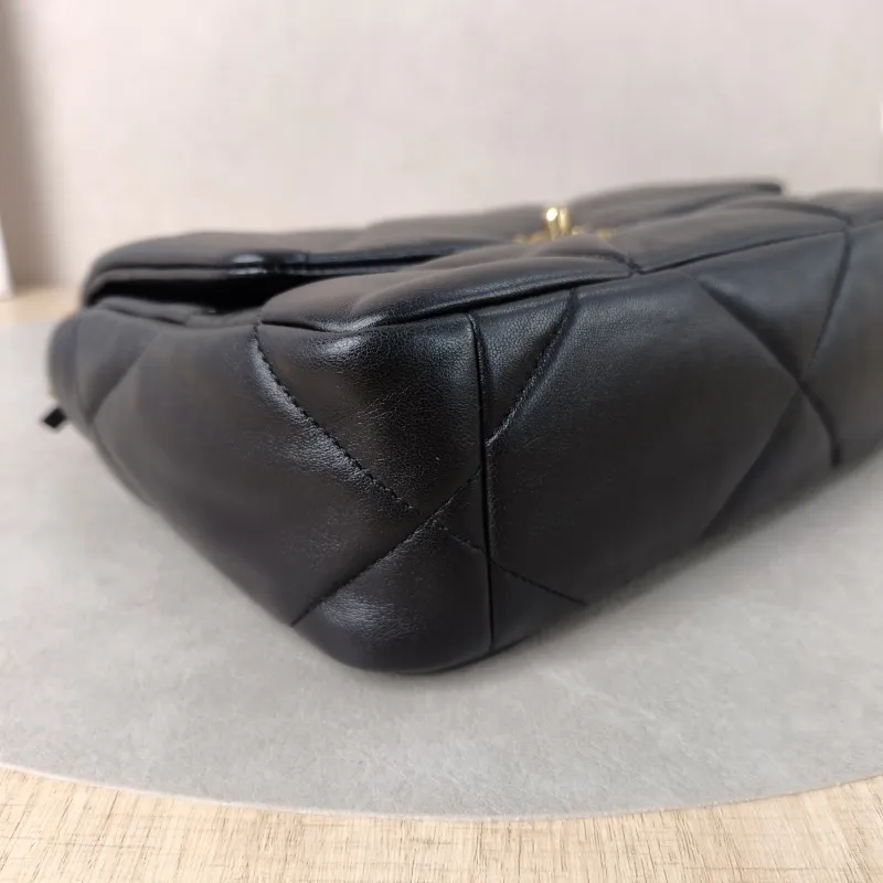 Chanel Crossbody Bag19Bag Small26 × 9 × 16 cm — detail view 10 of 13