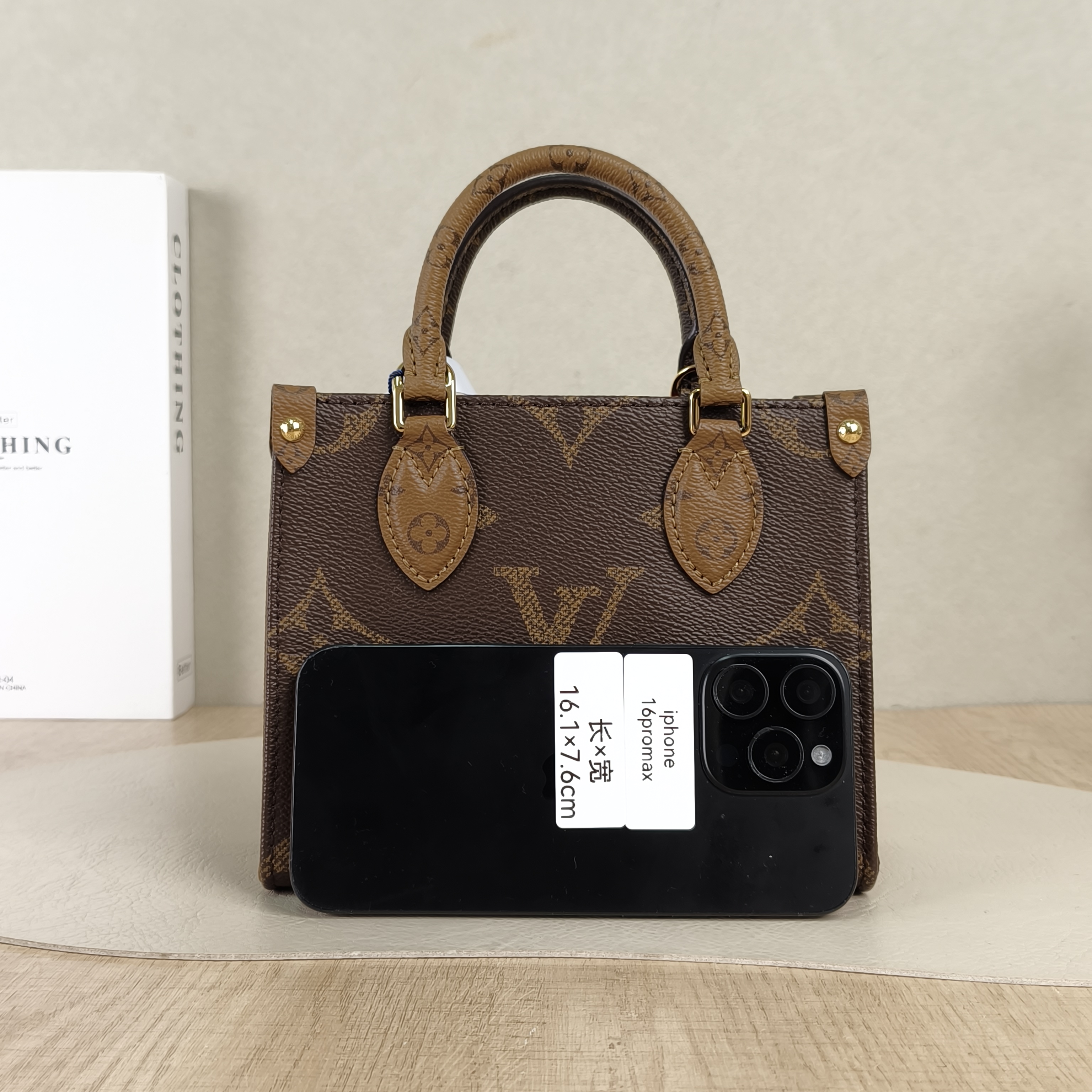 Louis Vuitton Crossbody Bag Onthego BB Monogram PVCBB18 × 8.5 × 15 cm — cover view 2 of 5