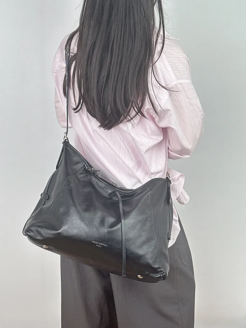 Louis Vuitton Crossbody Bag Carryall Vibe Black · Multicolore SL ambskin Medium 39 × 15 × 30 cm — on-model view 1 of 2