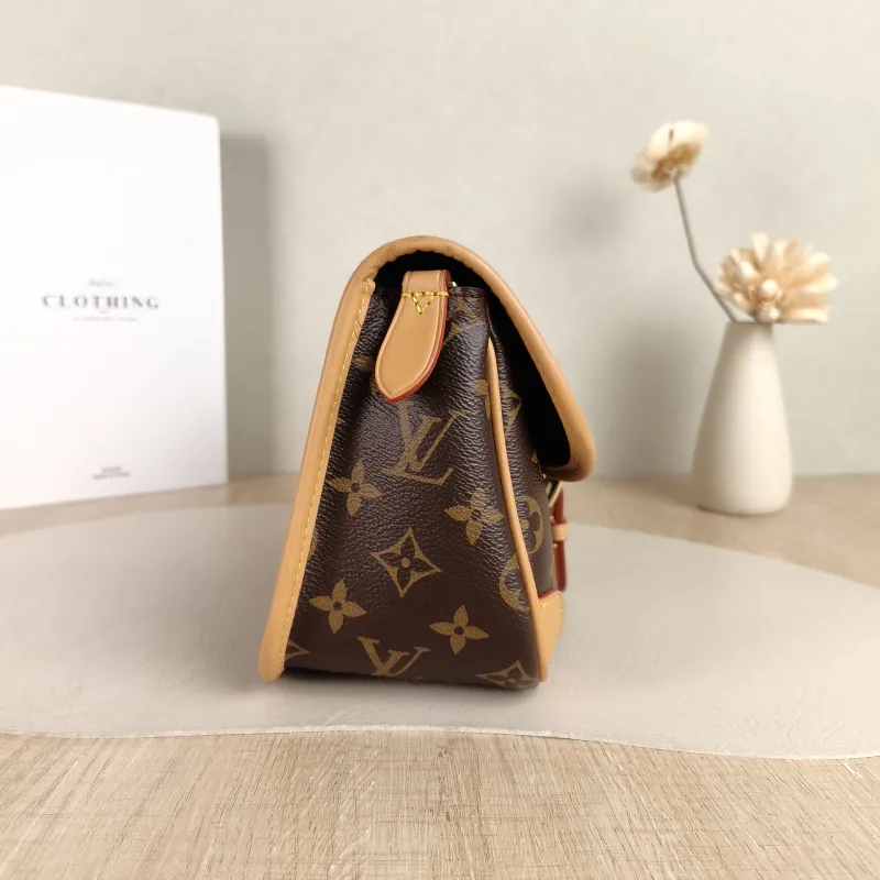 Louis Vuitton Crossbody Bag Diane Baguette Bag Shoulder Strap PVC Small 24 × 9 × 15 cm — detail view 3 of 12