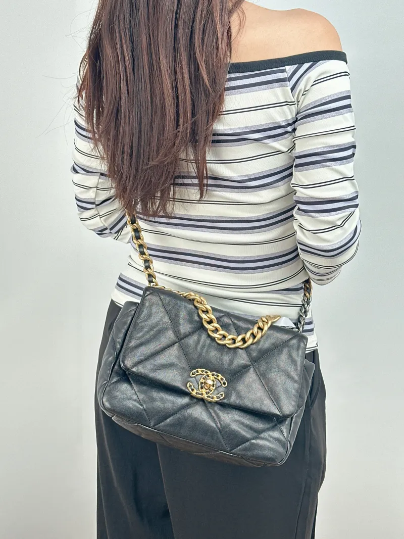 Chanel Crossbody Bag 19Bag Black SL ambskin Small 26 × 9 × 16 cm 28 — on-model view 1 of 2