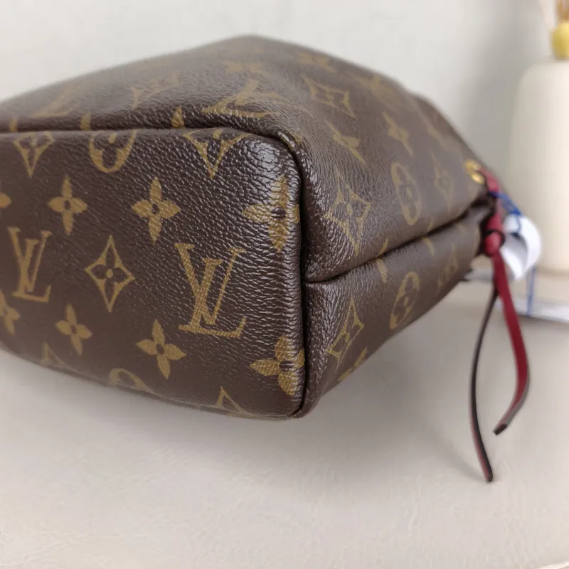 Louis Vuitton Clutch NOÉ Bucket Bag Monogram PVC 22 × 9 × 24 cm — detail view 5 of 7