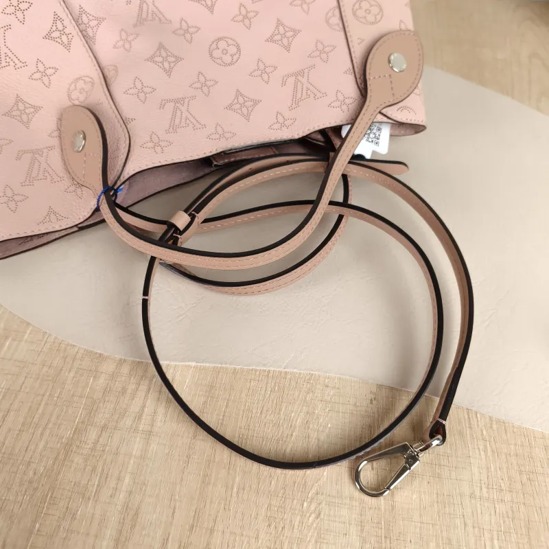 Louis Vuitton Shoulder Bag Hina Pink Calfskin Small 23 × 13 × 21 cm — detail view 1 of 10