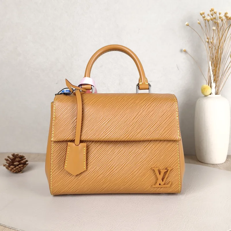 Louis Vuitton Crossbody Bag CLUNY Caramel Epi Embossed Calfskinmini20 × 7.5 × 16 cm