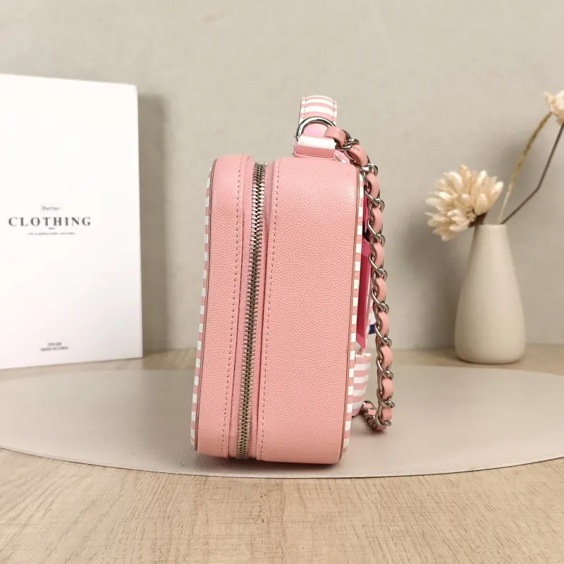 Chanel Crossbody Bag CC Filigree Vanity Cosmetic Bag White Grained Calfskin Medium21 × 8 × 16 cm — detail view 15 of 15