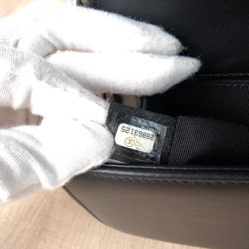 Chanel Crossbody Bag Le Boy​Black Lambskin Small20.5 × 8.5 × 12 cm — detail view 14 of 16