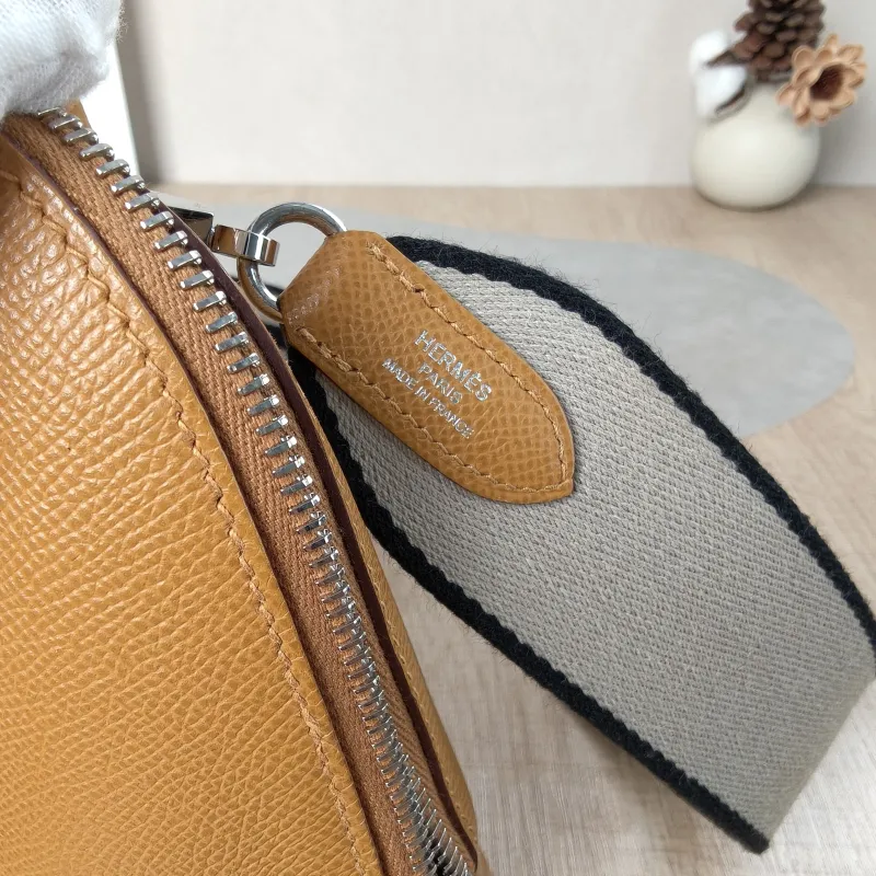 Hermès Crossbody Bag Bolide 1923 Top Handle Bag Epsom Calfskin Small25 × 10.5 × 20 cm — detail view 1 of 13