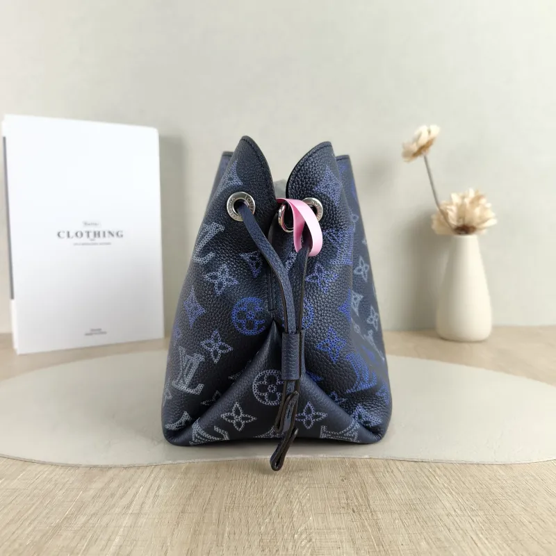 Louis Vuitton Crossbody Bag BELLA · Calfskin One Size 22 × 14 × 19 cm — detail view 7 of 9