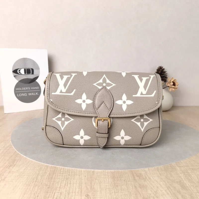 Louis Vuitton Crossbody Bag Diane Baguette Bag Empreinte Embossed Calfskin Small24 × 9 × 15 cm