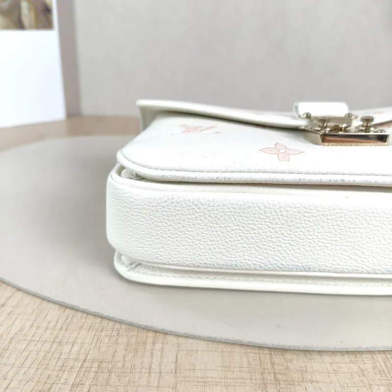 Louis Vuitton Crossbody Bag Pochette Métis East West White · Pink Calfskin Small 21.5 × 6 × 13.5 cm — detail view 11 of 13
