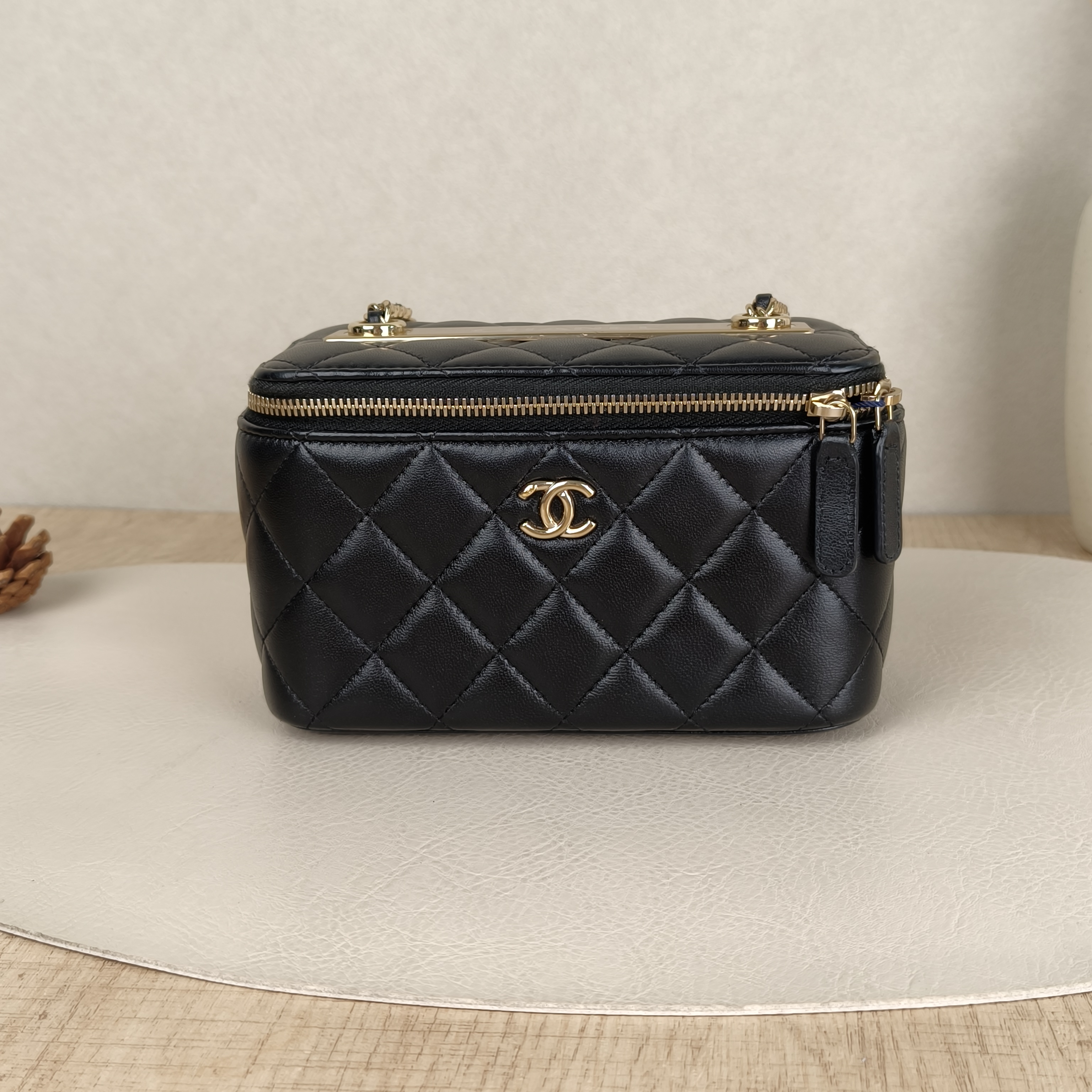 Chanel Crossbody Bag Edition Black Lambskin16 × 8 × 9.5 cm