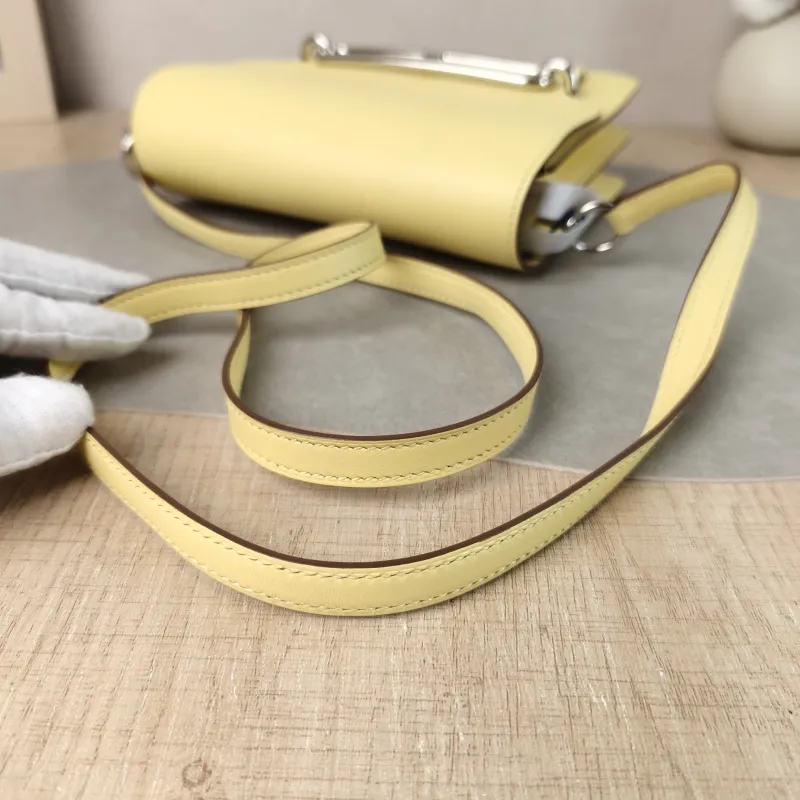 Hermès Crossbody Bag Roulis 19 1Z Swift Calfskin Mini 18 × 6 × 15 cm Z — detail view 13 of 15