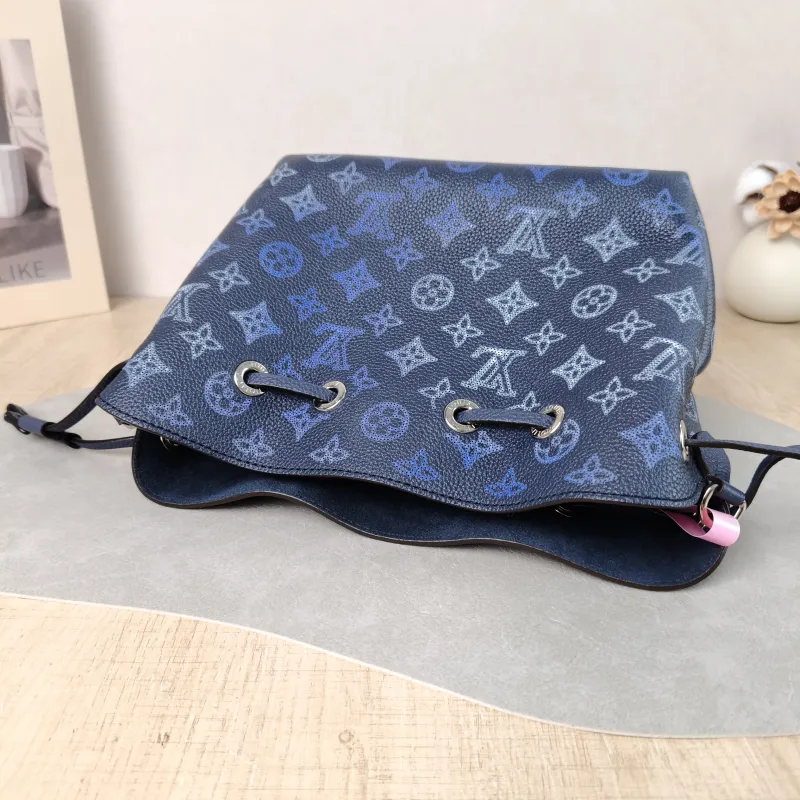 Louis Vuitton Crossbody Bag BELLA · Calfskin One Size 22 × 14 × 19 cm — detail view 4 of 11