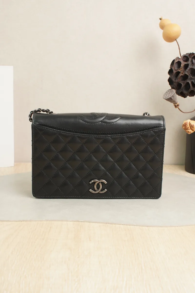 Chanel Shoulder Bagwoc21 Calfskin · 21 × 5 × 13 cm — cover view 2 of 7