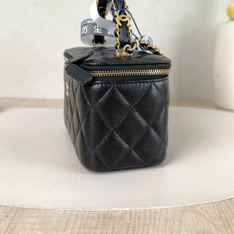 Chanel Crossbody Bag Edition Black Grained Calfskinmini16 × 8 × 9.5 cm — detail view 5 of 15