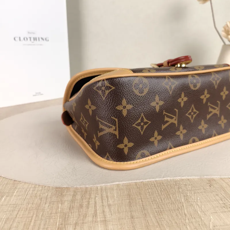 Louis Vuitton Crossbody Bag Diane Baguette Bag Shoulder Strap PVC Small 24 × 9 × 15 cm — detail view 11 of 12