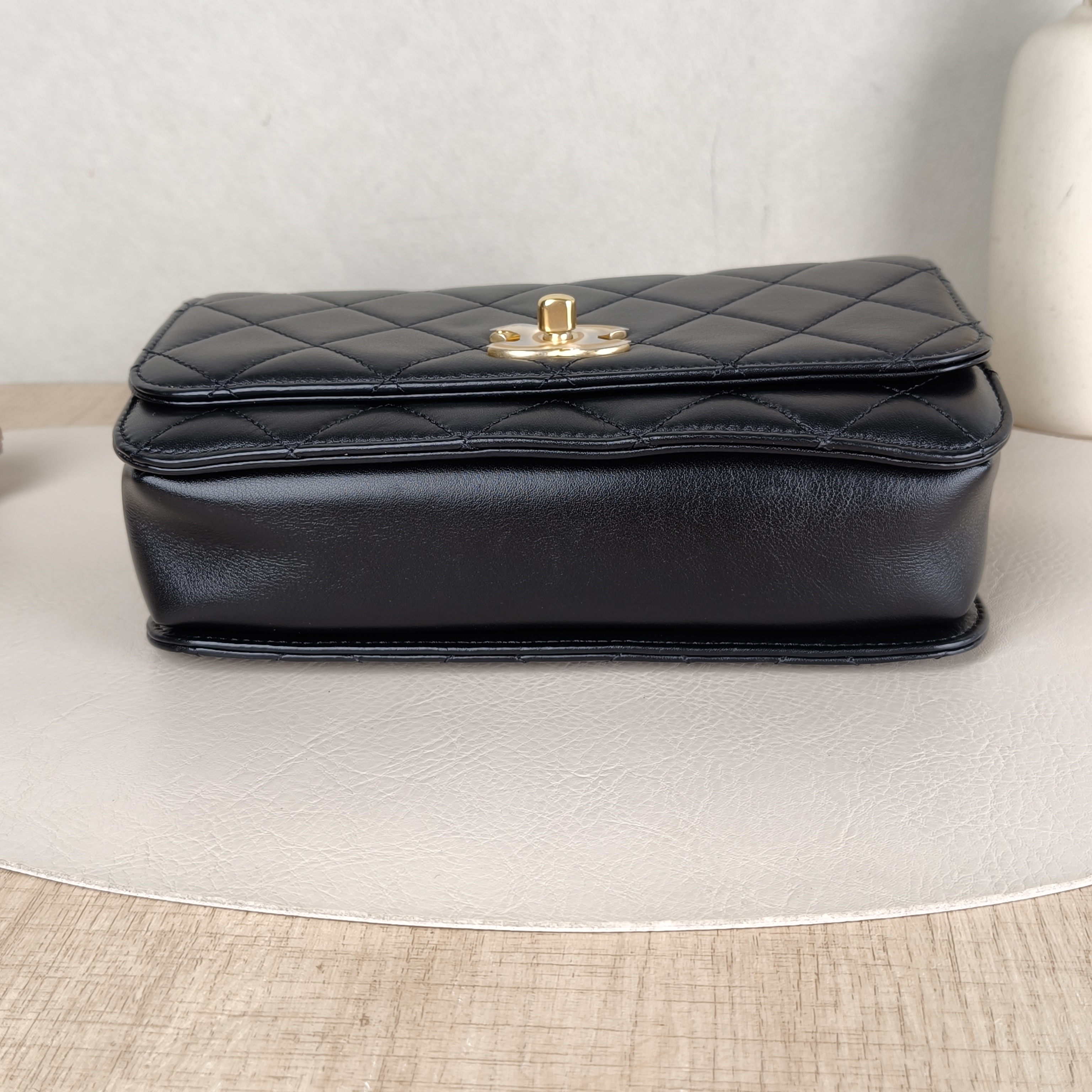 Chanel Crossbody Bag Crossbody Bag Black Lambskin One Size21 × 6 × 13 cm — cover view 3 of 5