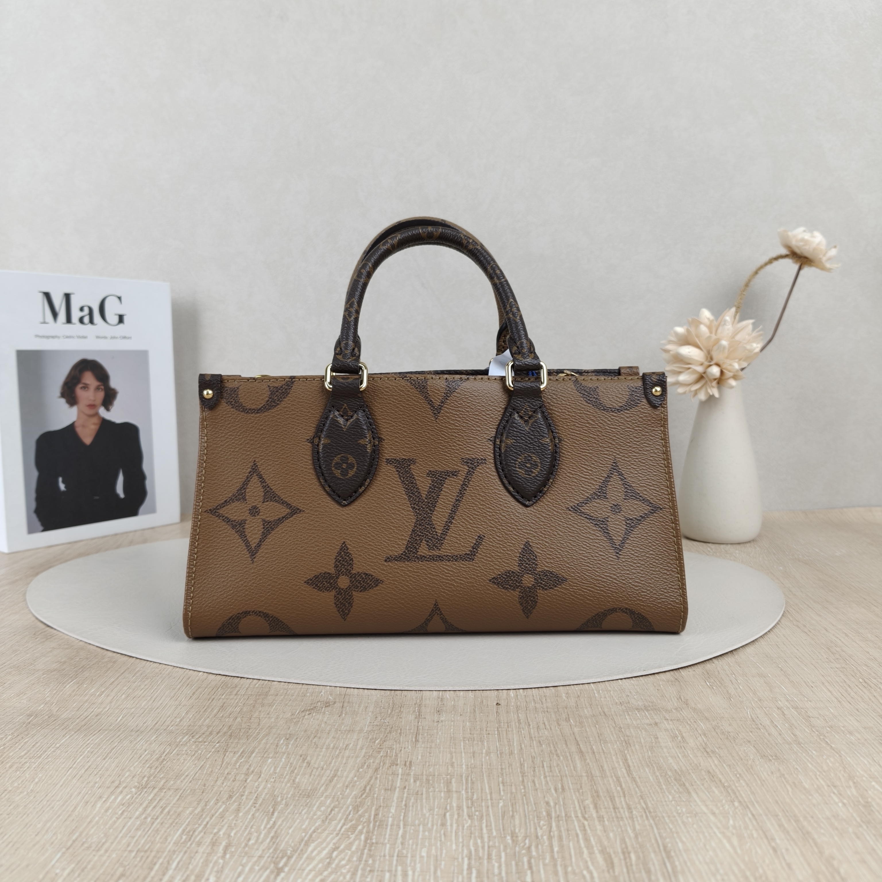 Louis Vuitton Crossbody Bag Onthego East West Monogram PVC Small25 × 10 × 13 cm — cover view 7 of 8