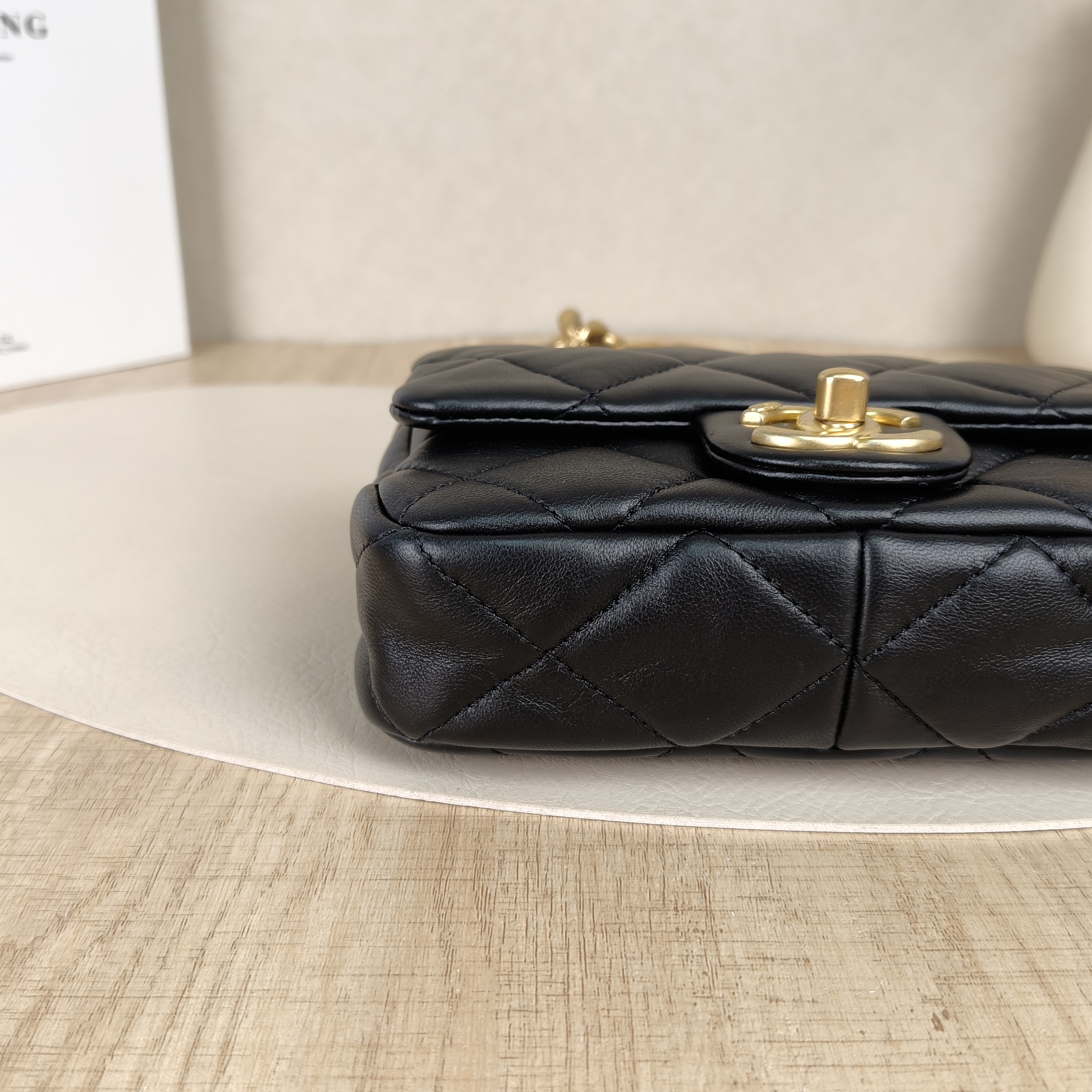 Chanel Crossbody Bag22s Black Lambskin One Size17 × 6 × 13 cm — cover view 7 of 8