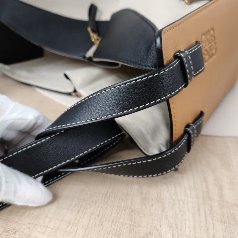 LOEWE Crossbody Bag Hammock Colorblock Calfskin Medium29 × 14 × 32 cm — detail view 9 of 12