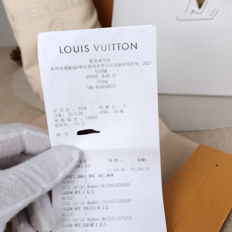 Louis Vuitton Shoulder Bag MY Capucines White Calfskin One Size 23 × 8 × 15 cm — detail view 2 of 13