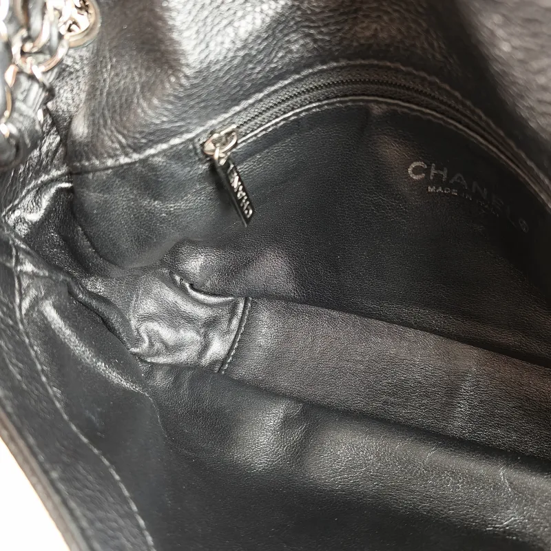 Chanel Shoulder Bag Black Calfskin 24 × 6 × 14 cm 10 Conditioned — detail view 5 of 11