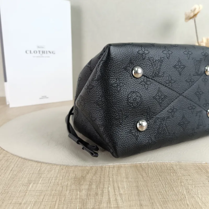 Louis Vuitton Crossbody Bag BELLA Black Calfskin One Size 22 × 14 × 19 cm — detail view 3 of 9