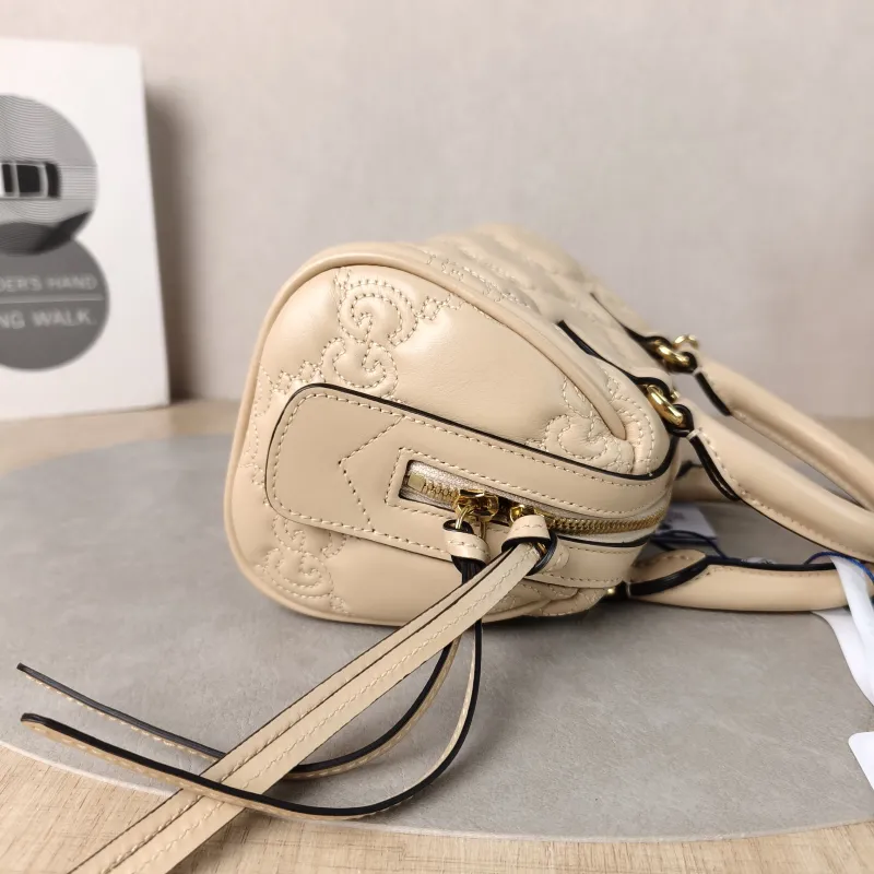 GUCCI Crossbody Bag GG matelasse Beige Calfskinmini19 × 11 × 13 cm — detail view 6 of 11