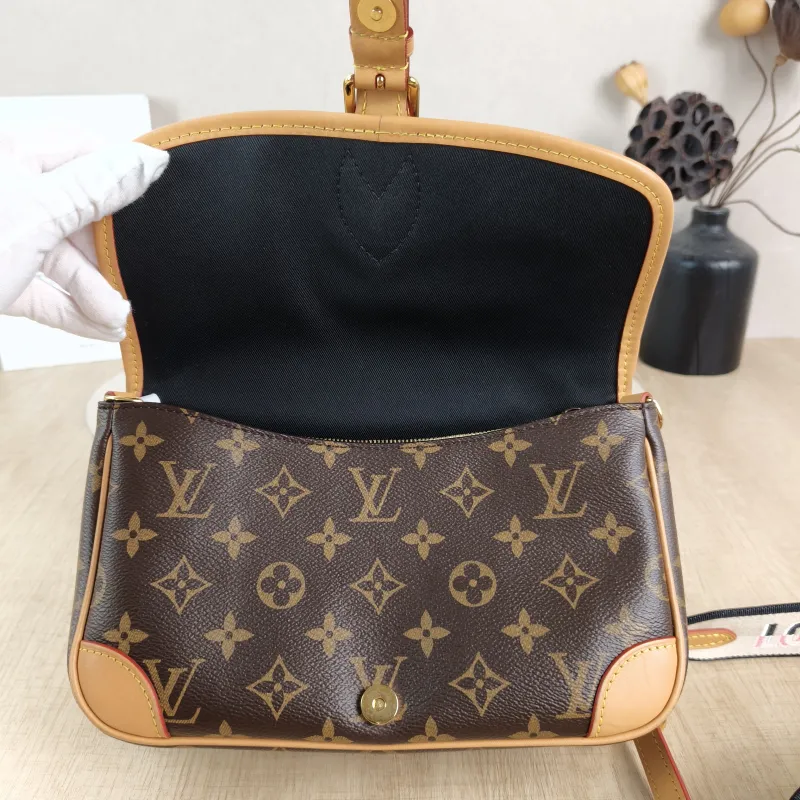 Louis Vuitton Crossbody Bag Diane Baguette Bag Shoulder Strap PVC Small24 × 9 × 15 cm — detail view 10 of 12