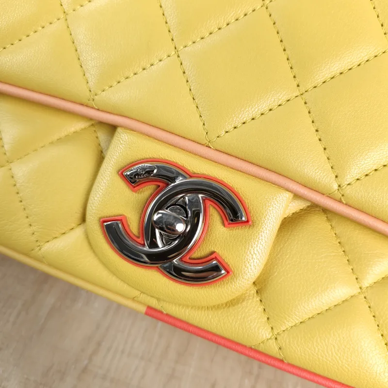Chanel Crossbody Bag Classic Flap CF Yellow · Lambskin Medium 25.5 × 6.5 × 15.5 cm 23 — detail view 1 of 13