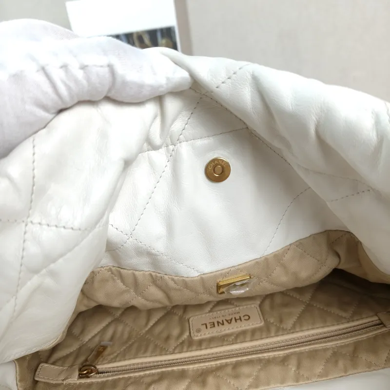 Chanel Shoulder Bag 22Bag White CC alfskin Small 35 × 7 × 37 cm — detail view 3 of 13