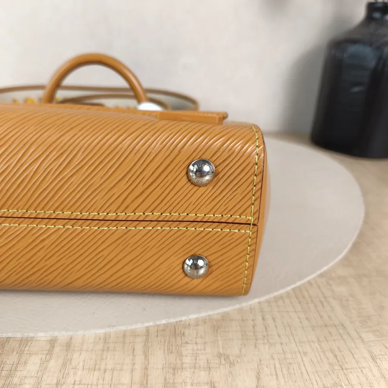 Louis Vuitton Crossbody Bag CLUNY Yellow Epi Embossed Calfskin Mini 20 × 7.5 × 16 cm — detail view 6 of 12