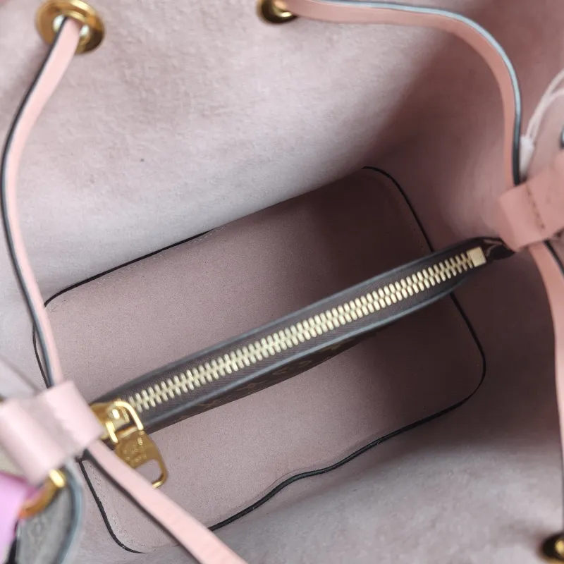 Louis Vuitton Shoulder Bag NÉONOÉ Bucket Bag PVC Medium 26 × 17.5 × 26 cm — detail view 8 of 9