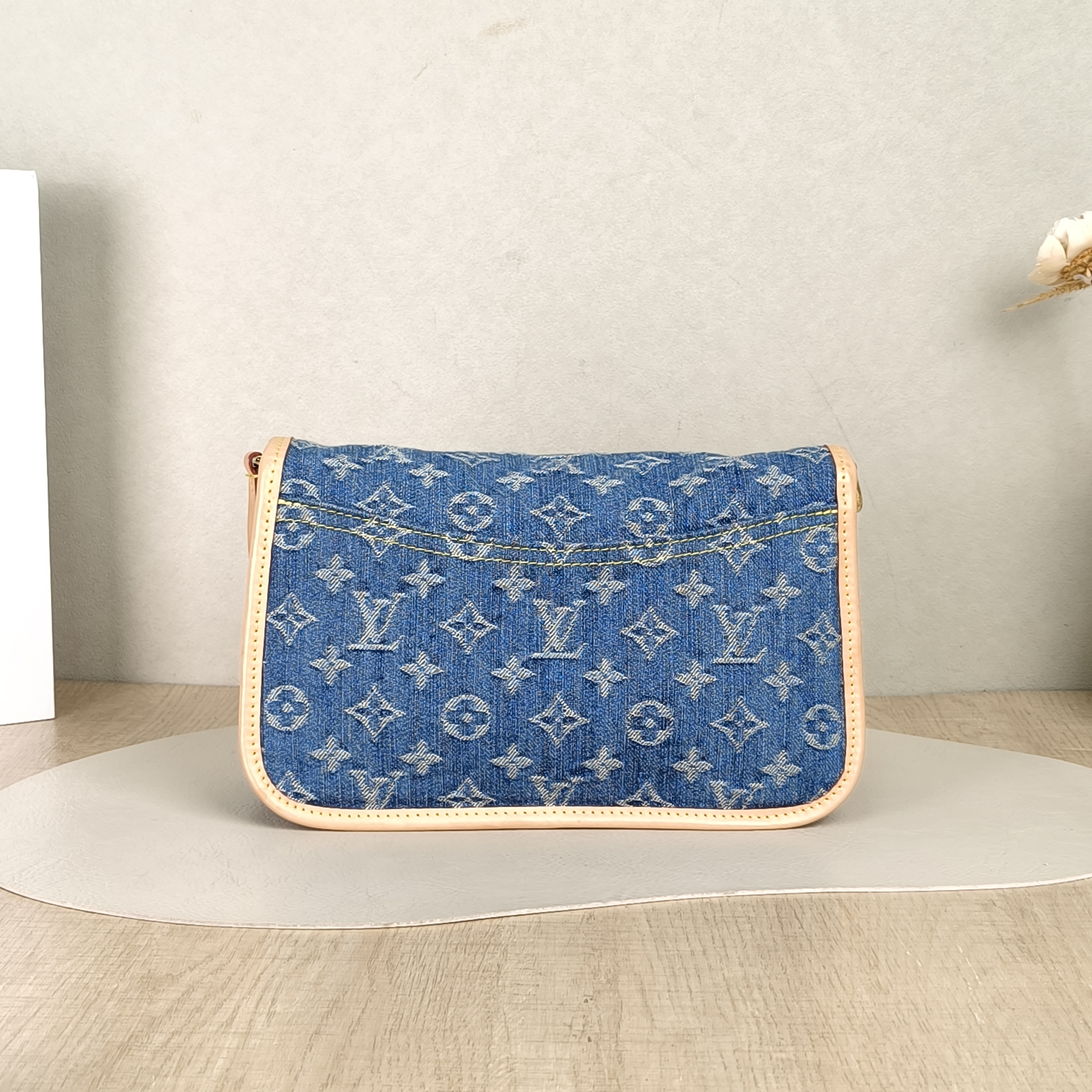 Louis Vuitton Crossbody Bag Diane Baguette Bag Blue Small24 × 9 × 15 cm — cover view 3 of 6