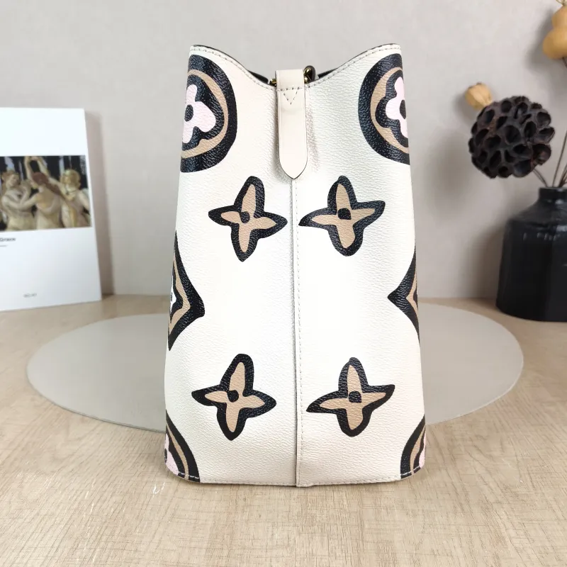 Louis Vuitton Shoulder Bag NÉONOÉ Bucket Bag PVC Medium 26 × 17.5 × 26 cm — detail view 3 of 11