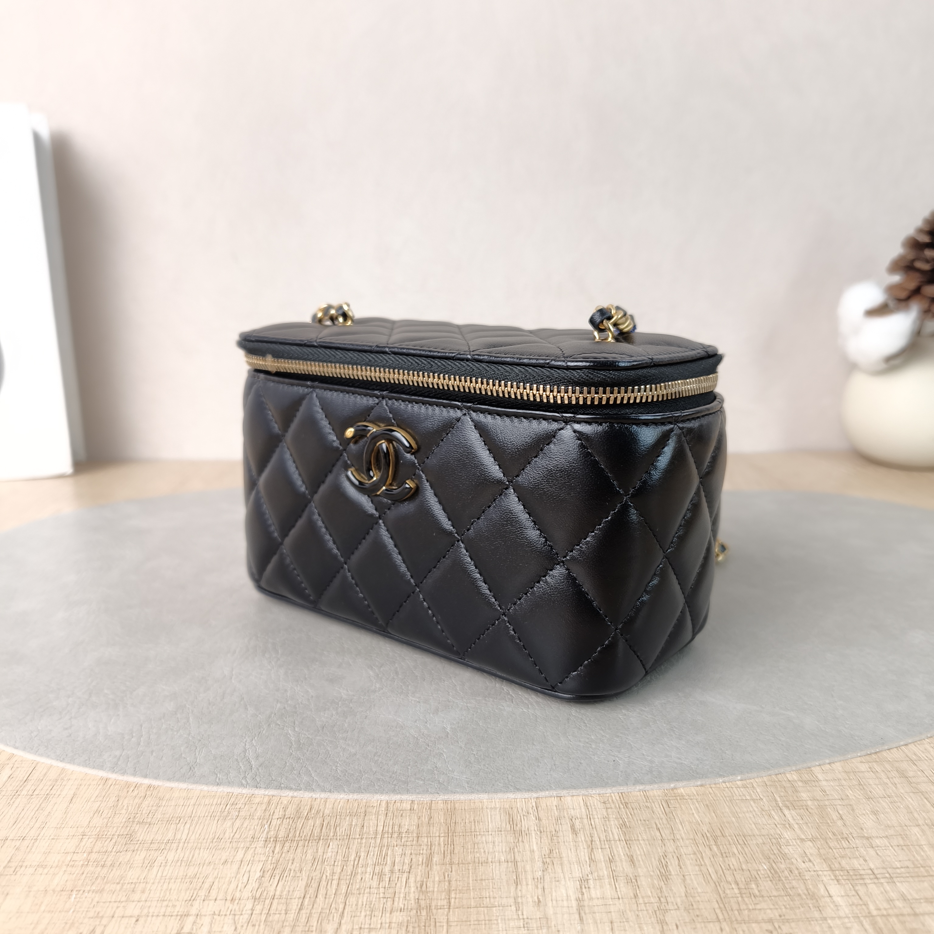 Chanel Crossbody Bag Black Lambskin One Size16 × 8 × 10 cm — cover view 2 of 6