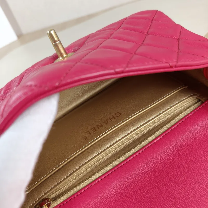 Chanel Crossbody Bag mini Red Lambskin One Size 20 × 6 × 12 cm 30 — detail view 6 of 11