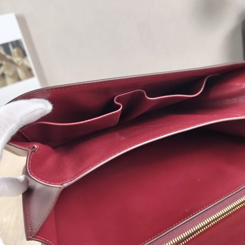 CELINE Crossbody Bag Classic Box Red Calfskin Medium24 × 7 × 18 cm — detail view 3 of 13