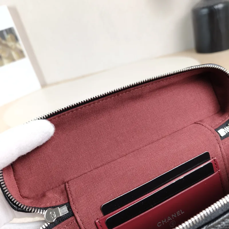 Chanel Crossbody Bag25p logo lp Black Grained Calfskin One Size19.5 × 5 × 17 cm — detail view 8 of 14
