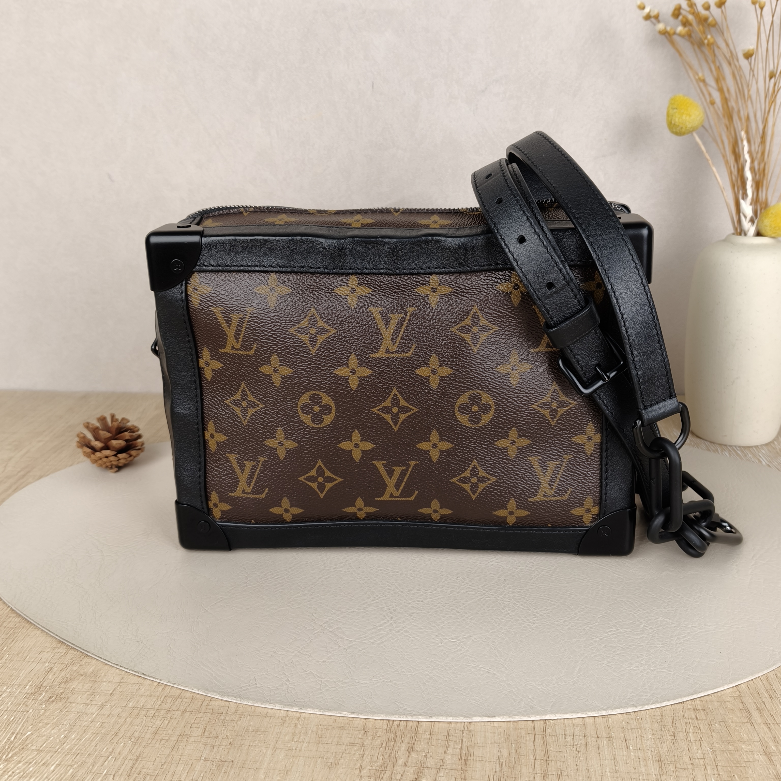 Louis Vuitton sidetrunk Box Medium Monogram PVC Microchip Edition · 23.5 × 8.5 × 16 cm