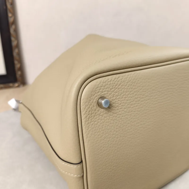Hermès Top Handle Bag Picotin Lock 22 22S2 Taurillon Clemence TC Calfskin Medium22 × 17 × 21 cm — detail view 2 of 17