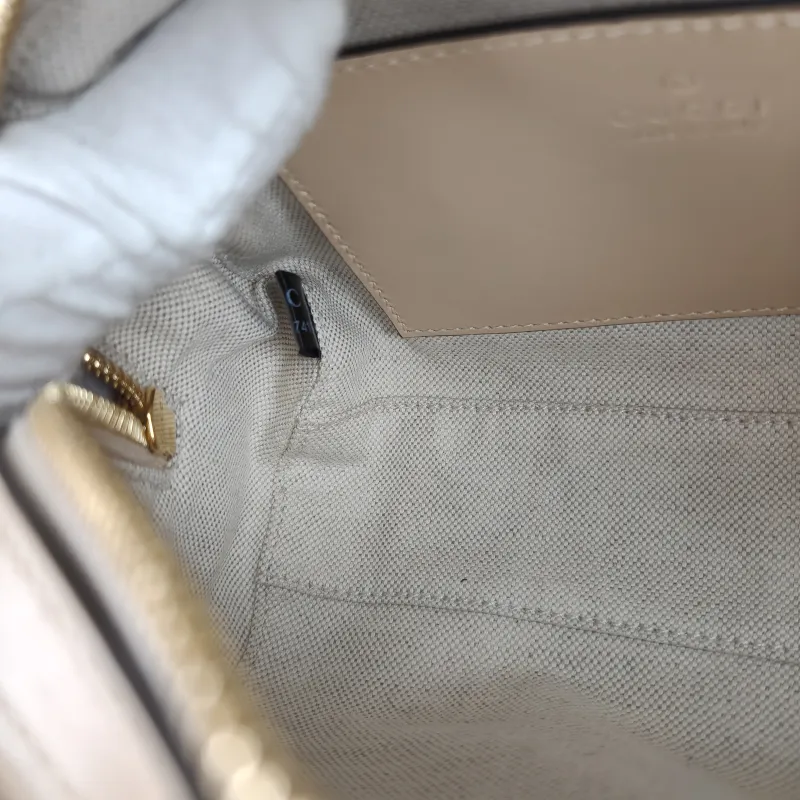 GUCCI Crossbody Bag GG matelasse Taupe Calfskin Mini 19 × 11 × 13 cm — detail view 6 of 10