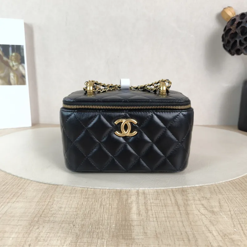 Chanel Crossbody Bag Black Calfskin One Size 16 × 8 × 9.5 cm