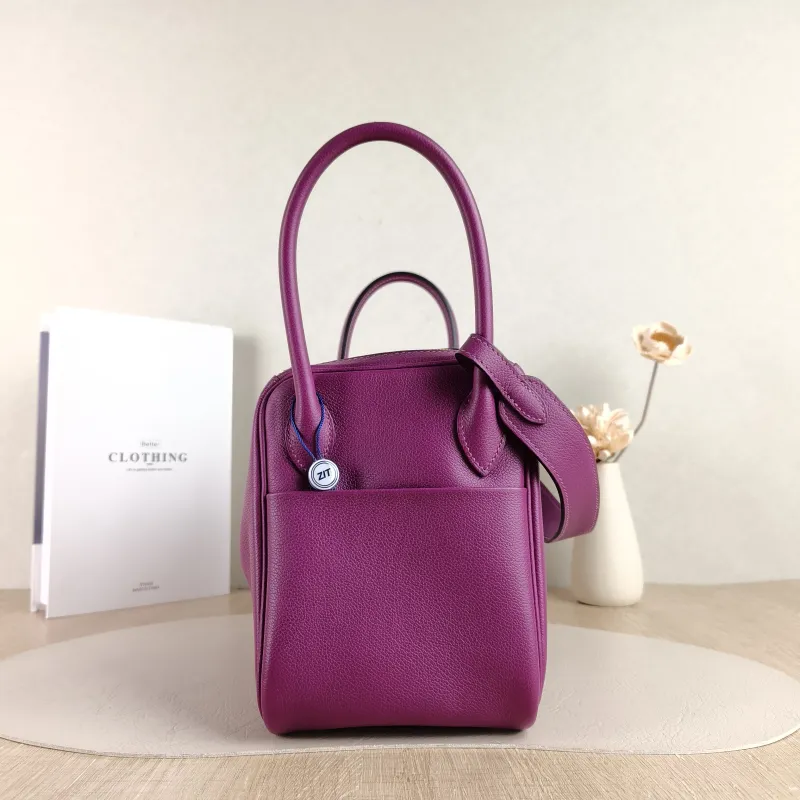 Hermès Crossbody Bag Lindy 26 P9Anemone Taurillon Clemence TC Calfskin Small 26 × 12 × 18 cm Y — detail view 4 of 12